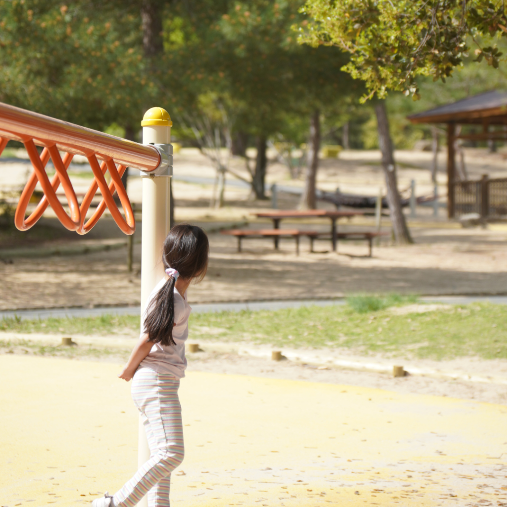 公園 子ども後ろ姿